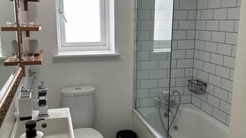 Haartrockner, Handtücher, Seife, Toilettenpapier