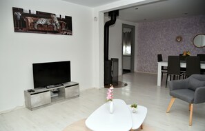 TV, fireplace