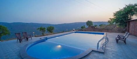 Una piscina al aire libre