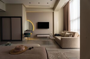 Habitación Confort doble, vistas a la ciudad | Caja fuerte, escritorio, cortinas opacas y sistema de insonorización