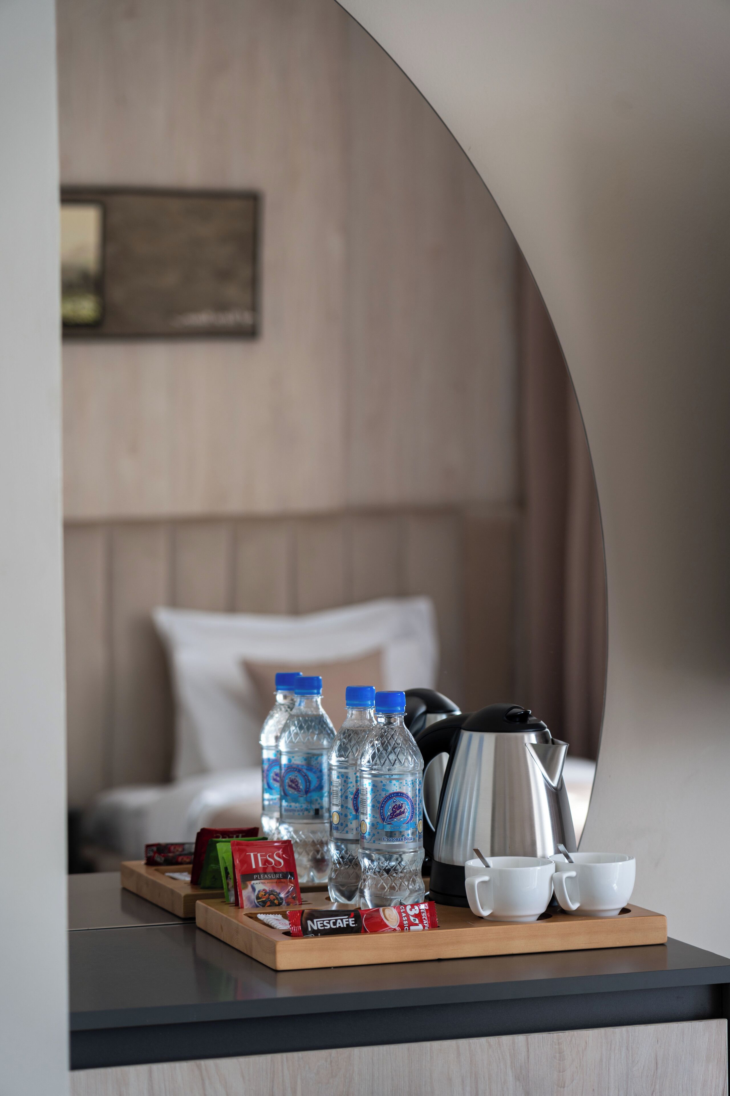 Ein Frühstücksbrett mit Wasserflaschen, Kaffee, Tee und Snacks.