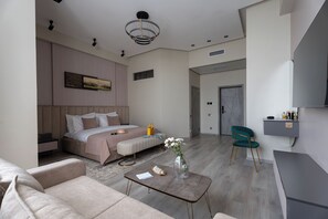 Habitació doble Comfort, vistes a la ciutat | Caixa forta a l'habitació, escriptori i cortines opaques 