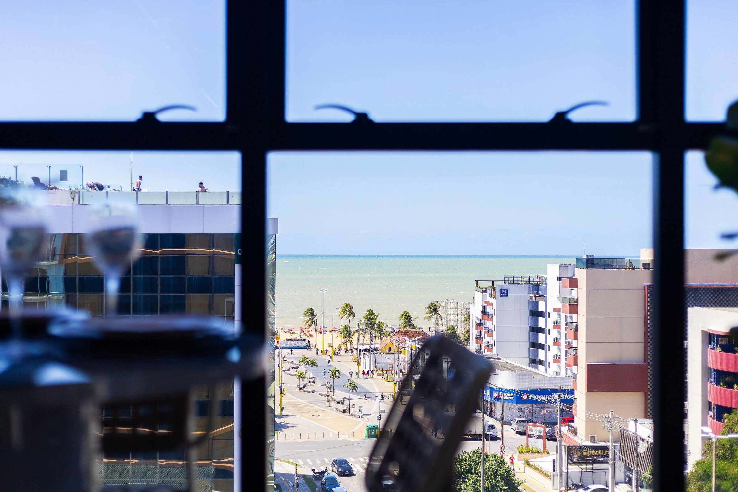 Vista de una playa con edificios al frente.