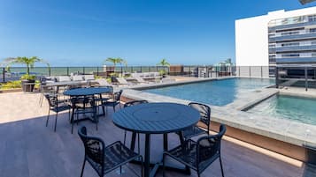 Piscina externa, guarda-sóis, espreguiçadeiras