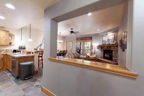 المنشأة من الداخل