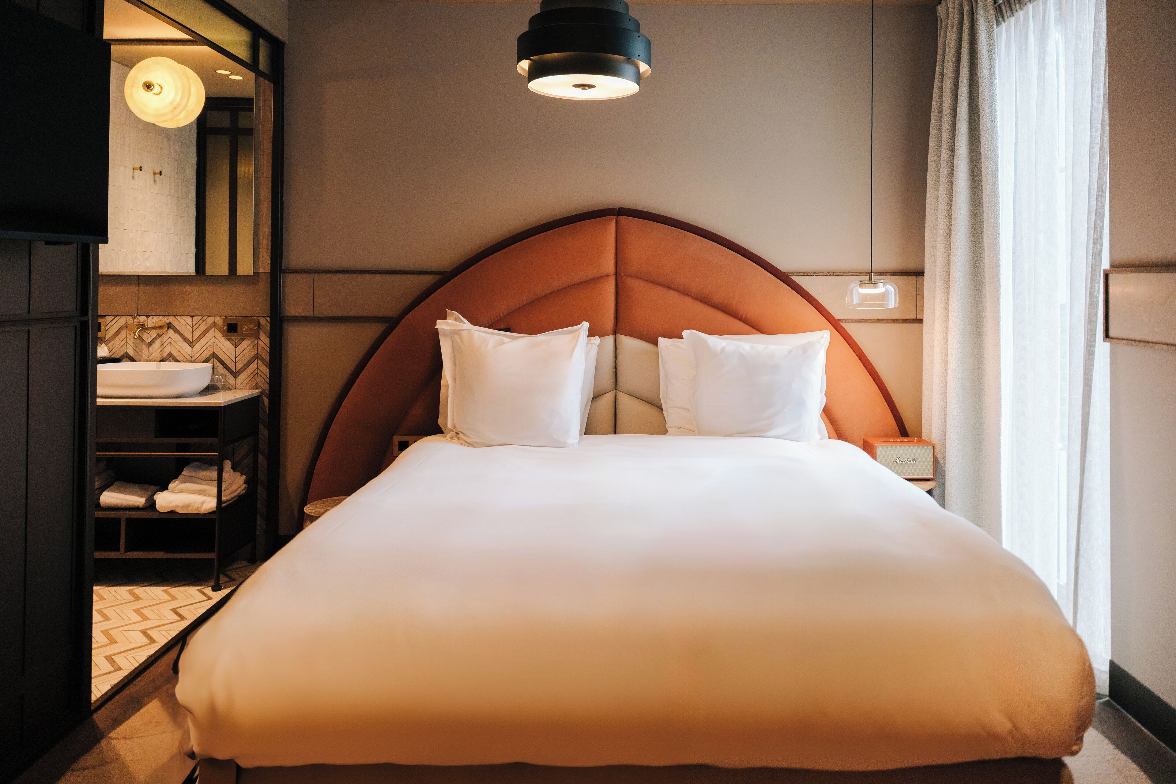 Tweepersoonskamer | Luxe beddengoed, een gratis minibar, een kluis op de kamer, een bureau