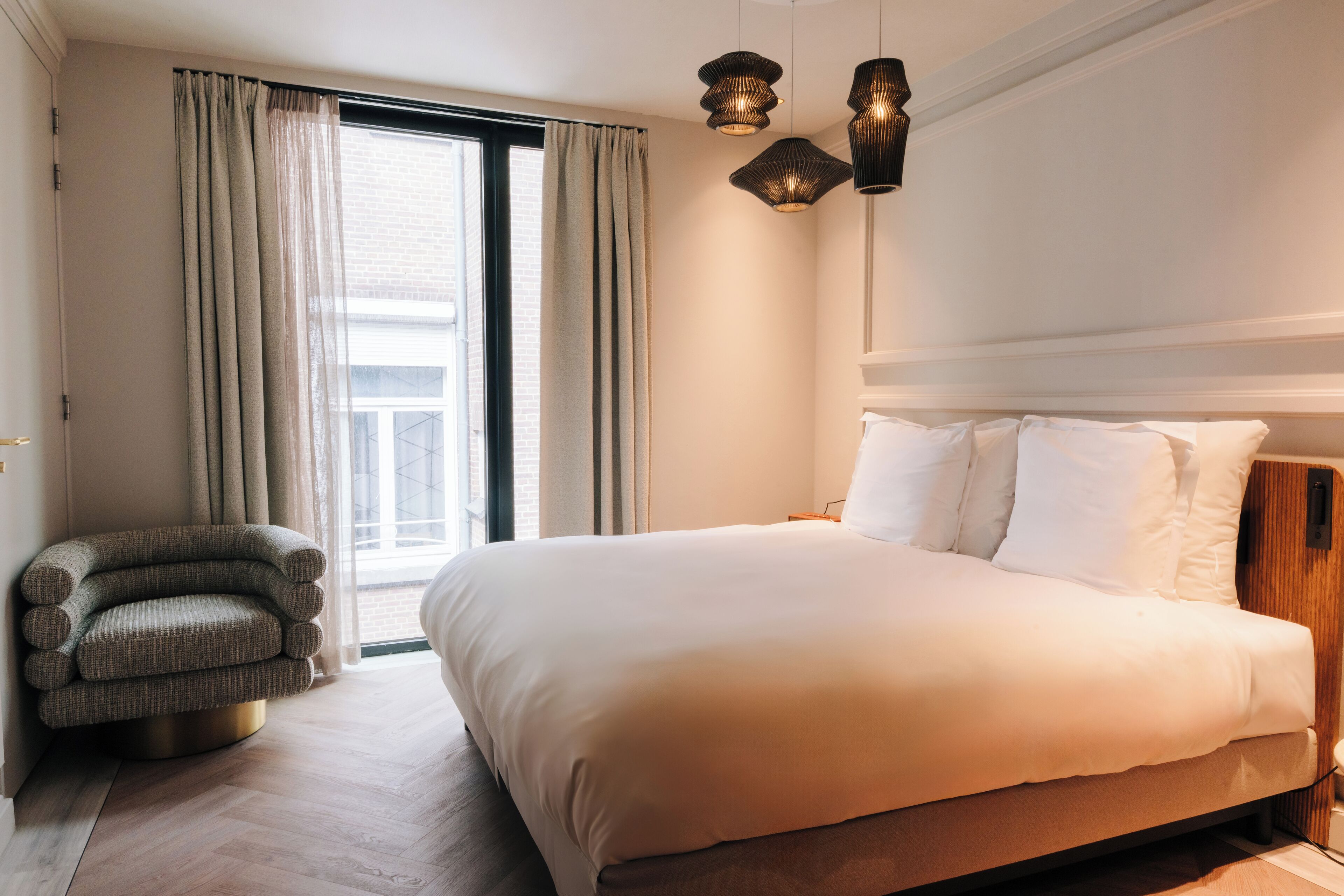 Luxe beddengoed, een gratis minibar, een kluis op de kamer, een bureau