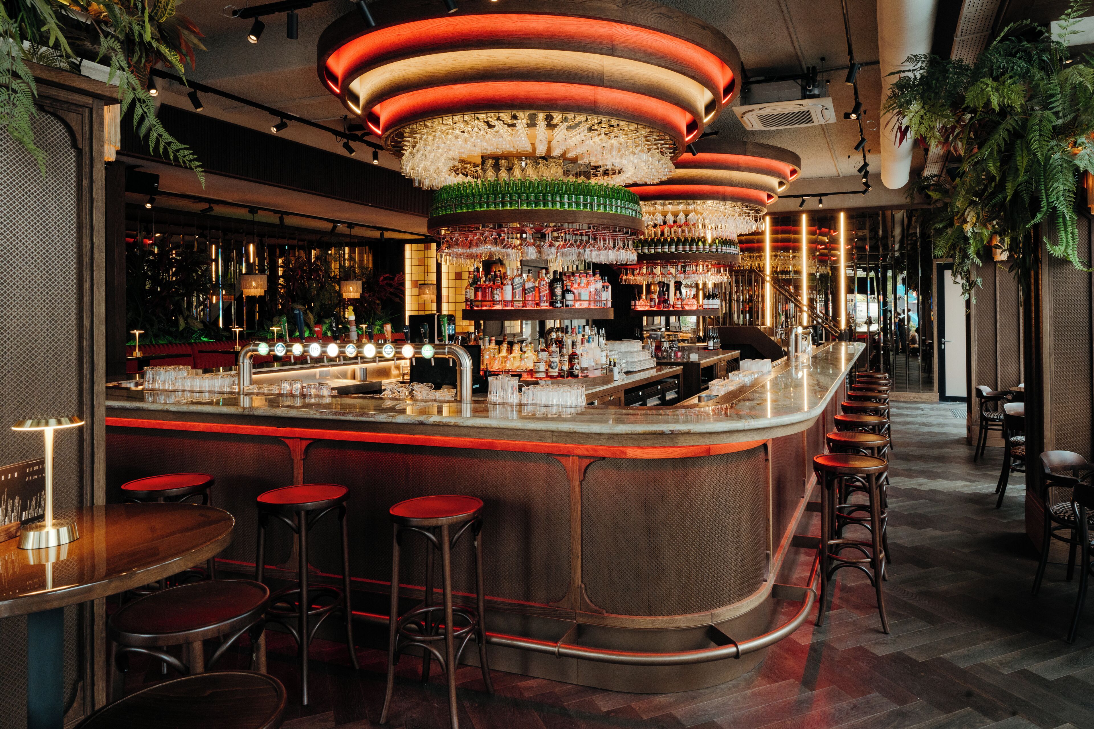 2 restaurants, serveren ontbijt