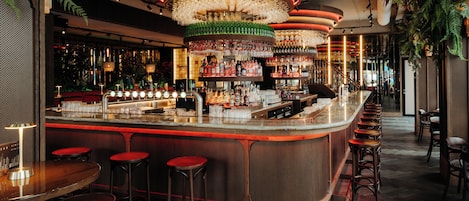 Här finns 2 restauranger som serverar frukost.