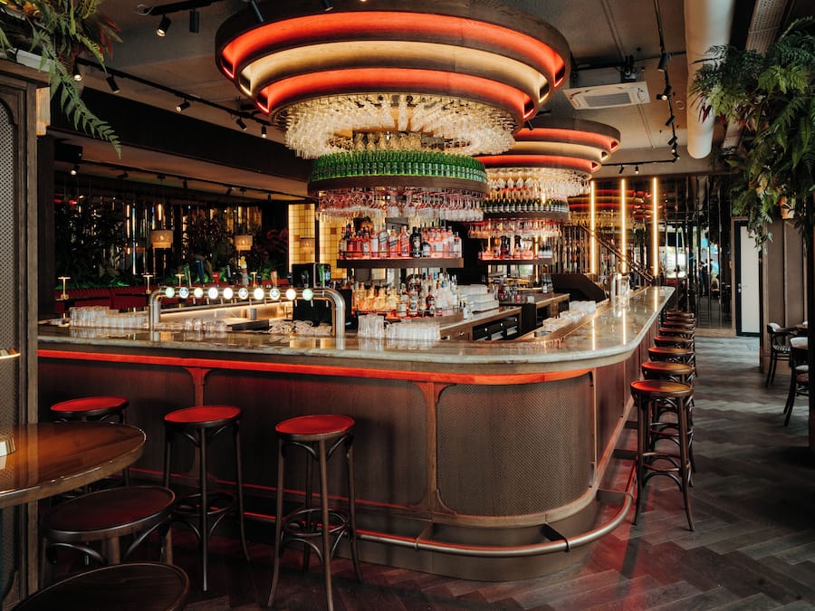 2 restaurants, breakfast served