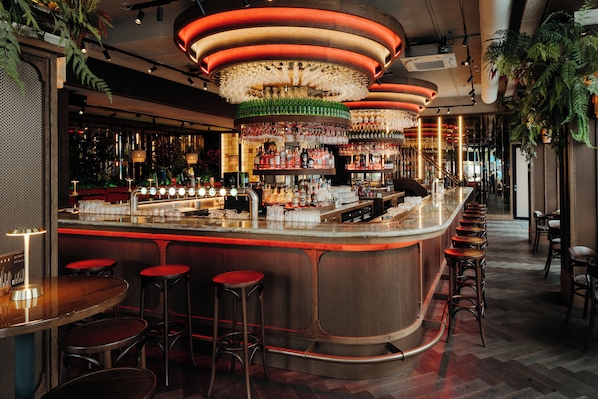 2 restaurants, breakfast served