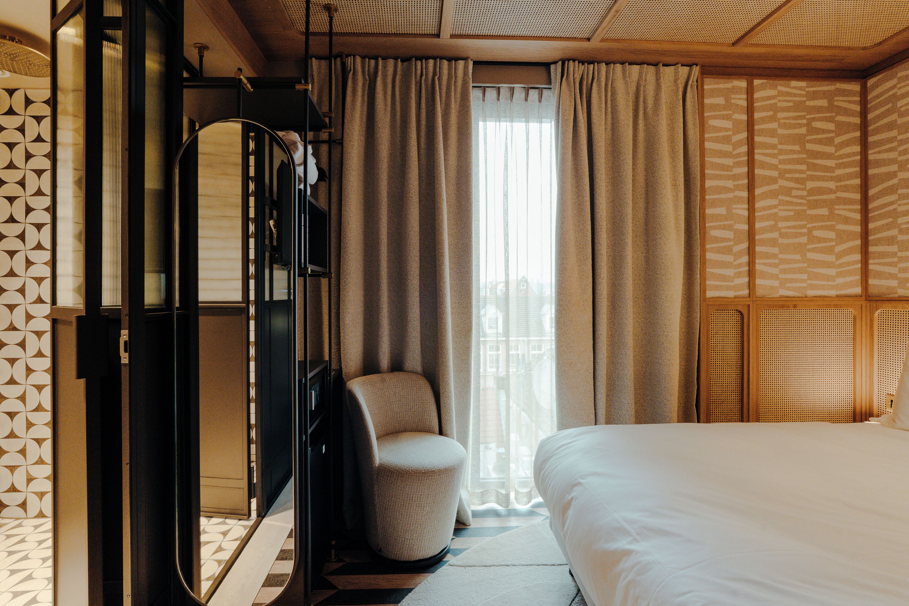 Eenvoudige tweepersoonskamer | Luxe beddengoed, een gratis minibar, een kluis op de kamer, een bureau