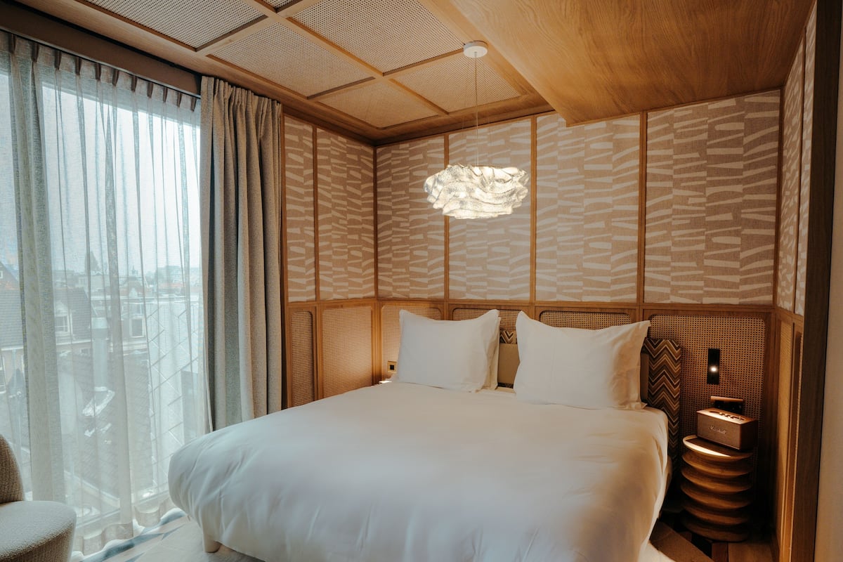 Ropa de cama de alta calidad y minibar con artículos gratuitos