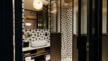Douche, douche à « effet pluie », articles de toilette gratuits