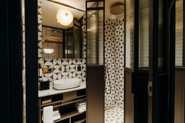 Douche, douche à « effet pluie », articles de toilette gratuits