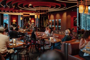 2 restaurantes; se sirven desayunos, almuerzos, cenas y brunches