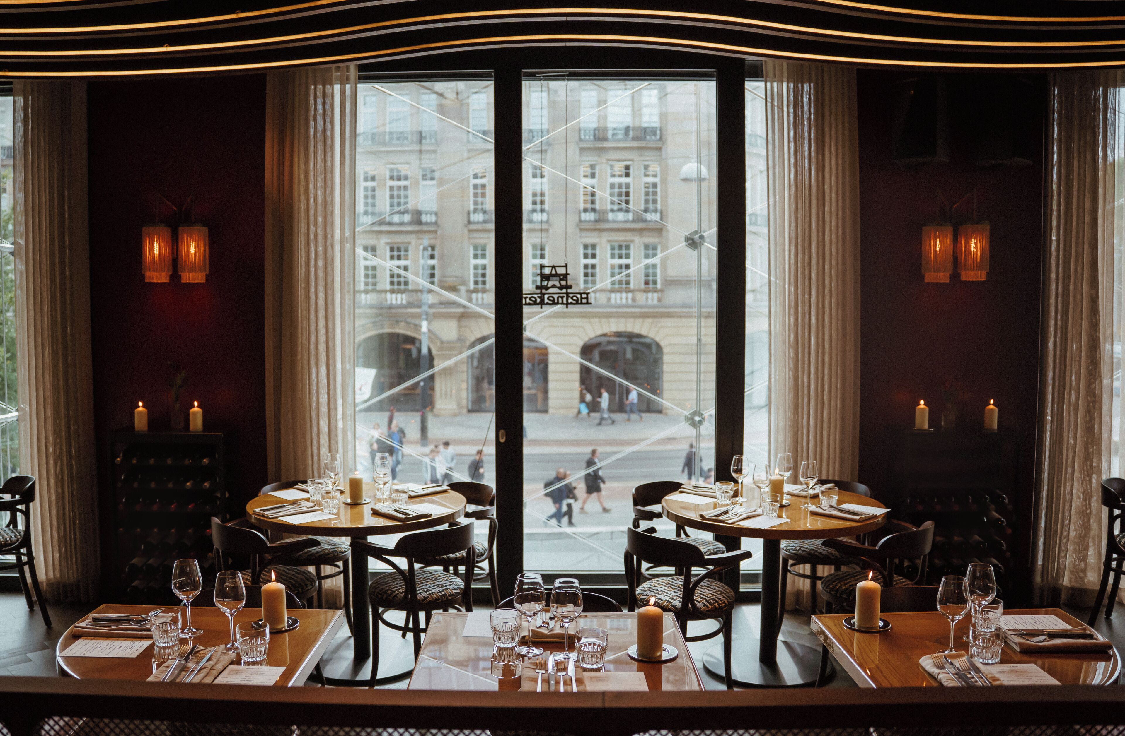 2 restaurantes, é servido café da manhã