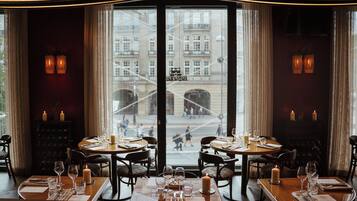 2 restaurantes, é servido café da manhã