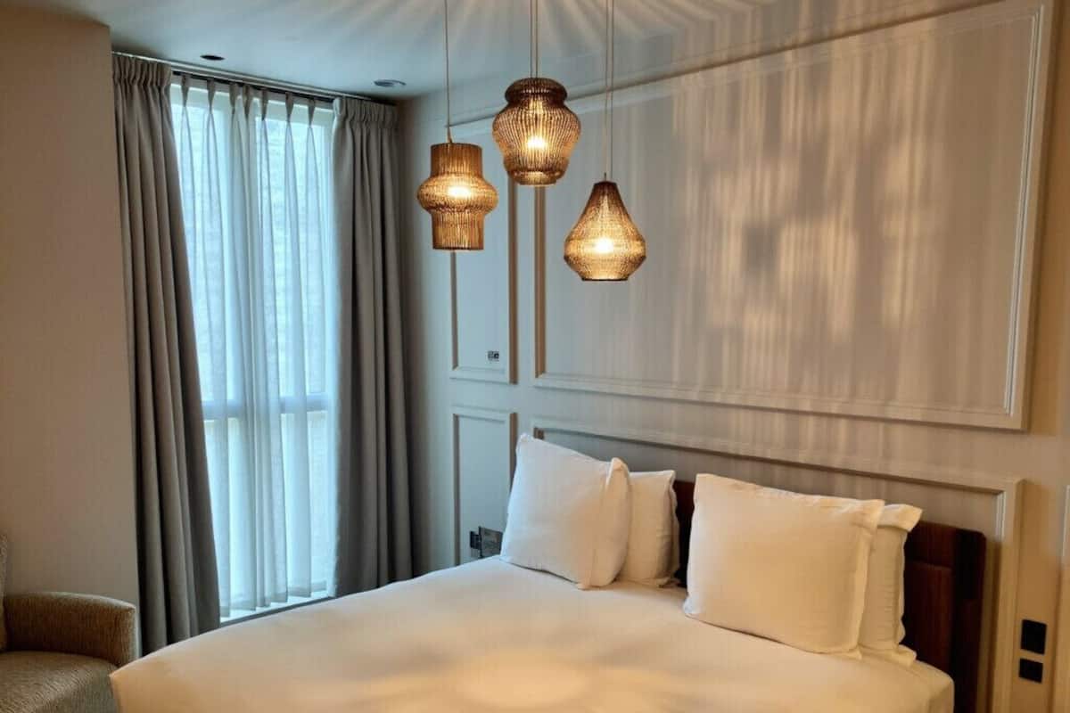 Ropa de cama de alta calidad y minibar con artículos gratuitos