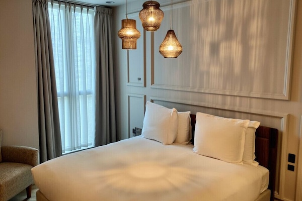 Premium bedding, free minibar, in-room safe, desk