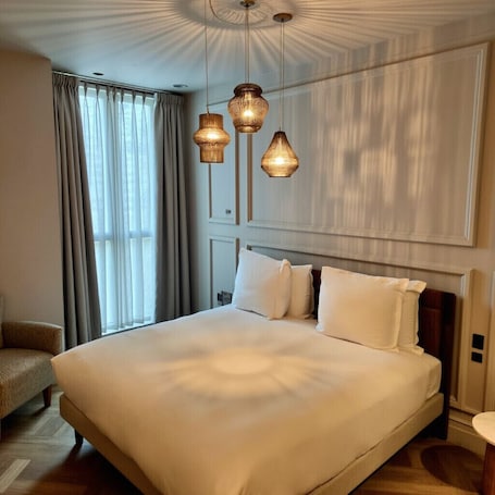 Premium bedding, free minibar, in-room safe, desk