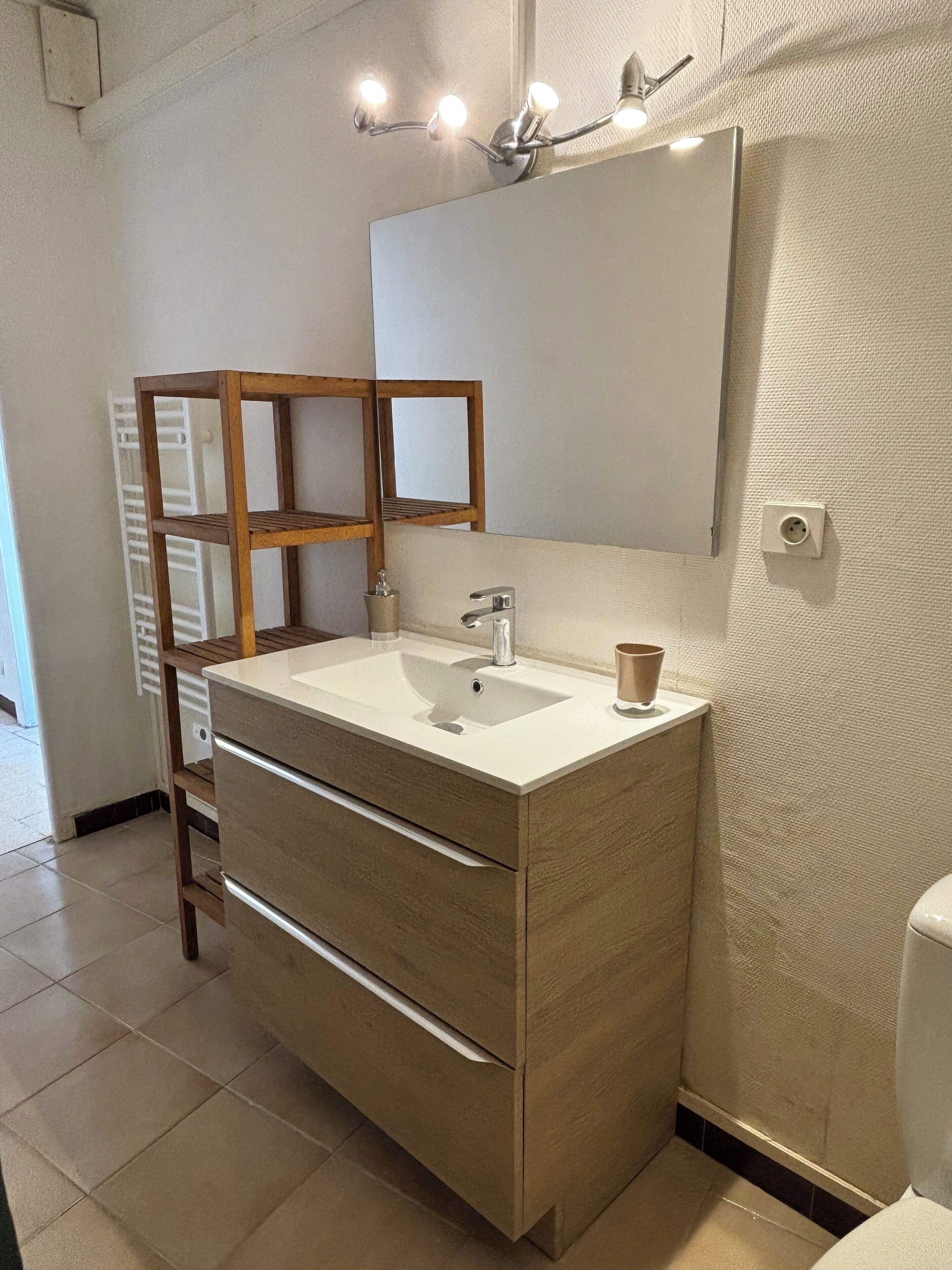 Douche, sèche-cheveux, papier toilette