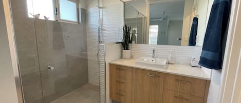 Douche, séchoir à cheveux, serviettes fournies, savon