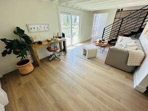 TV - Treasure Island Johns Pass Luxury Beach House (Treasure Island)