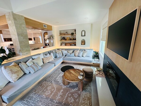 TV - Treasure Island Johns Pass Luxury Beach House (Treasure Island)