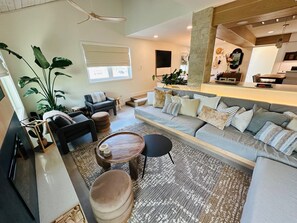 TV - Treasure Island Johns Pass Luxury Beach House (Treasure Island)