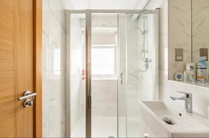 Apartment | Bathroom | Shower, hair dryer, towels - 4 Guests - 2 Bedrooms - Quick Links Central London (London)