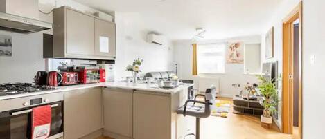 Appartement | Cuisine privée | Réfrigérateur, four à micro-ondes, un four, surface de cuisson