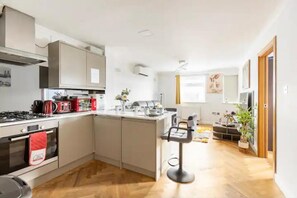 Appartement | Cuisine privée | Réfrigérateur, micro-ondes, four, plaque de cuisson