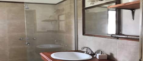 Secadora de cabello, toallas, jabón, papel de baño