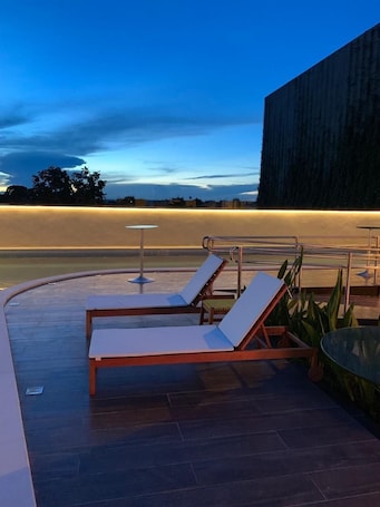 Una piscina al aire libre