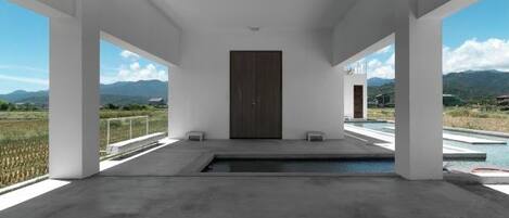 Un interior moderno con un ventanal grande, una puerta y una zona de piscina.