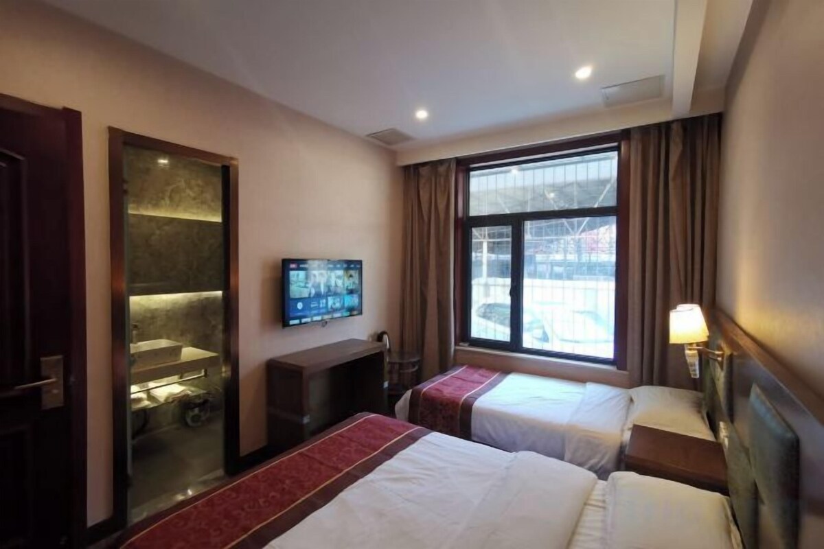 Escritorio, cortinas opacas, ropa de cama