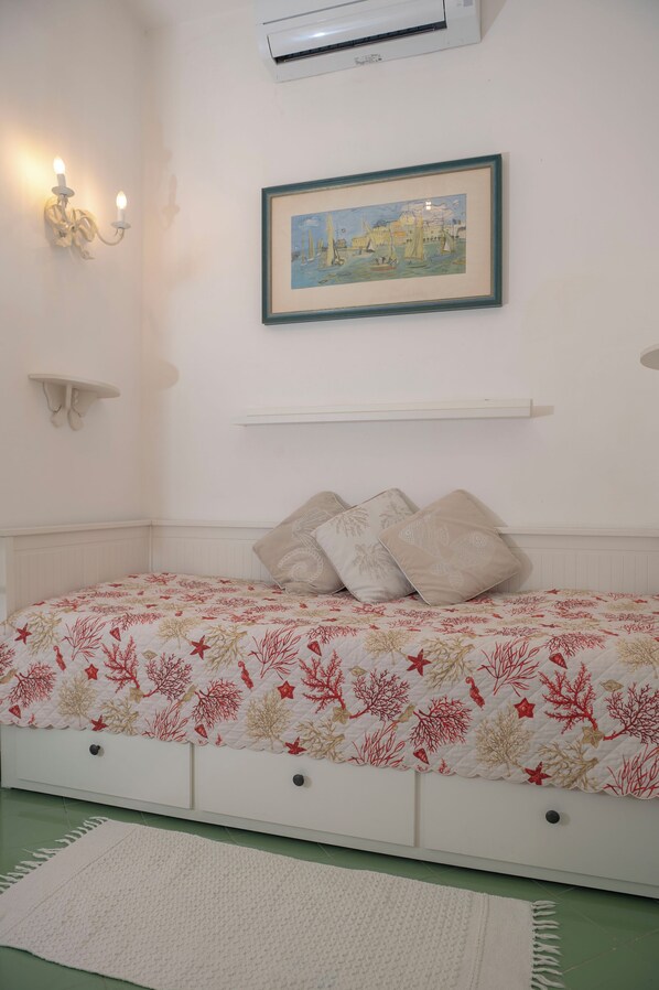 4 bedrooms, desk, iron/ironing board, free WiFi