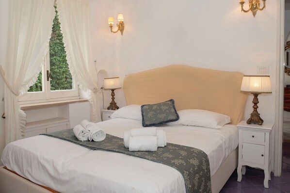 4 bedrooms, desk, iron/ironing board, free WiFi