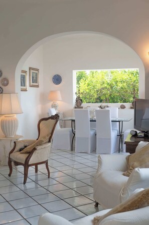 Smart-TV, Kamin, Bücher