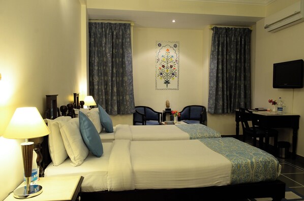 Desk, laptop workspace, free WiFi - Dev Villa (Udaipur)