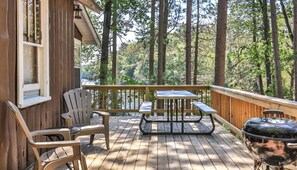 Outdoor dining - Stepaway Vacation Rentals- Northern Comfort (St.Germain)