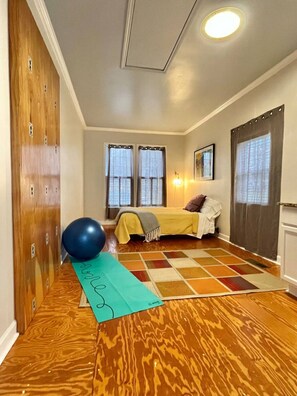 4 bedrooms, desk, iron/ironing board, travel crib