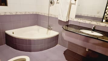 Habitació Deluxe, vistes a la ciutat | Bany | Dutxa, tovalloles, sabó i xampú