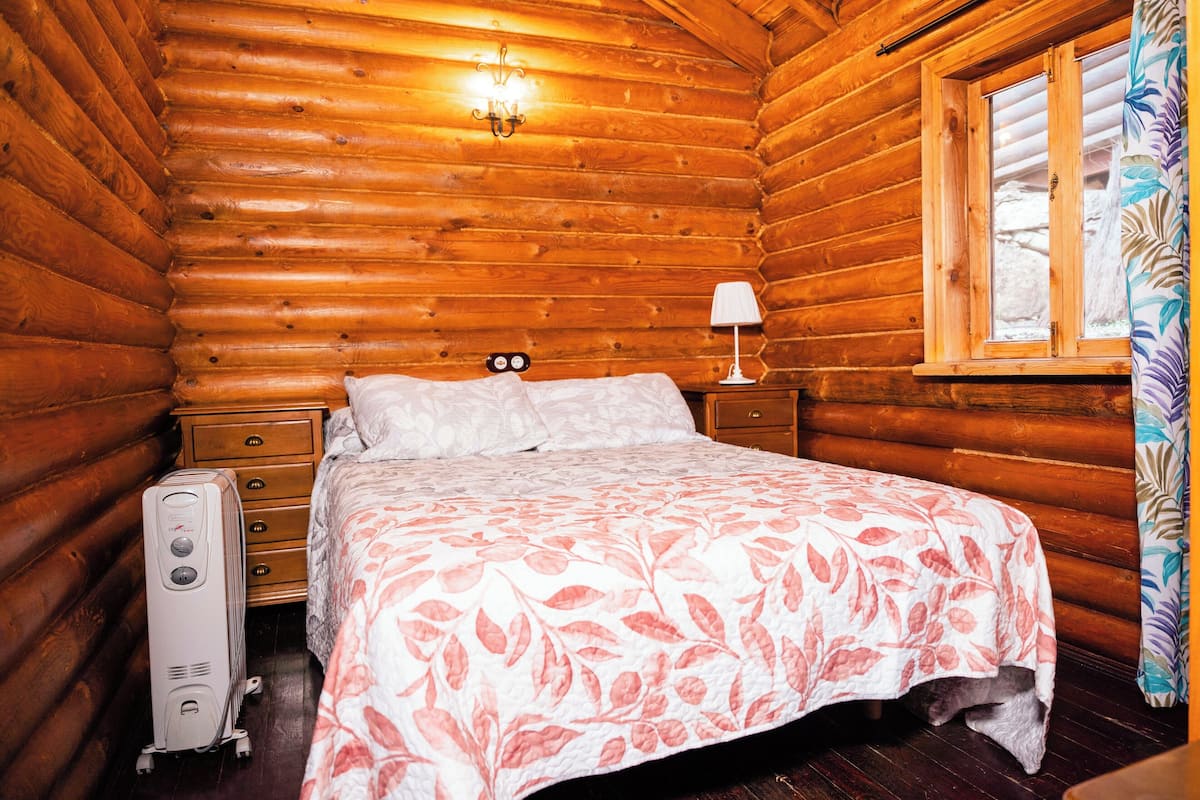 Deluxe Bungalow, Mountain View | 2 bedrooms, free cribs/infant beds, free WiFi, bed sheets