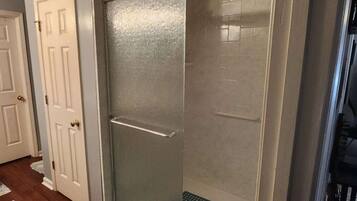 Bruser, hårtørrer, bidet, håndklæder