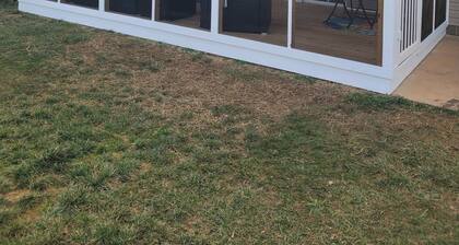 Charming 3-bedroom house in delightful McLeansville with AC, WiFi