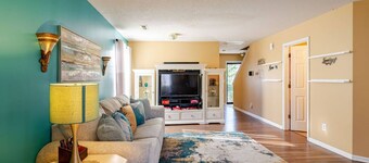 Charming 3-bedroom house in delightful McLeansville with AC, WiFi