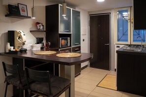 Refrigerador, microondas, parrilla de estufa y cafetera y tetera 