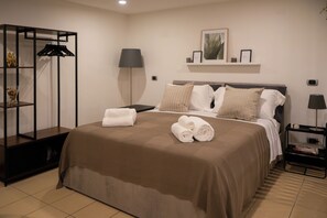 1 habitación, tabla de planchar con plancha, wifi gratis y ropa de cama 